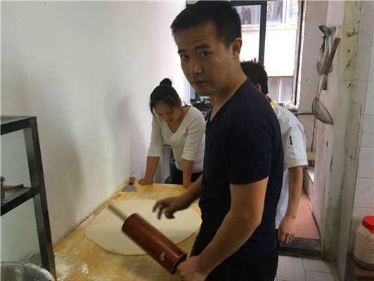 魅力小吃培訓(xùn)醬香餅制作現(xiàn)場實拍