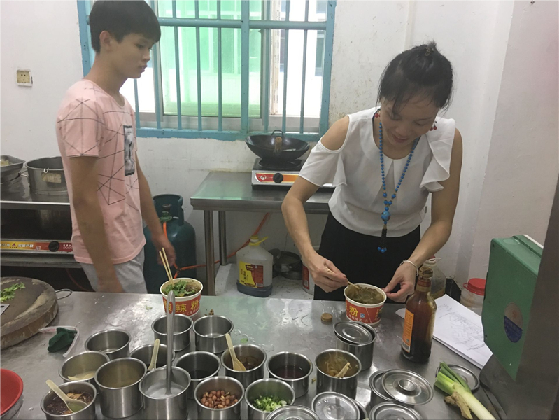 魅力小吃培訓(xùn)學(xué)員酸辣粉制作實(shí)踐操作現(xiàn)場(chǎng)案例